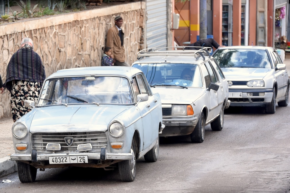 Peugeot 404 stehend schräg von vorn in Marokko