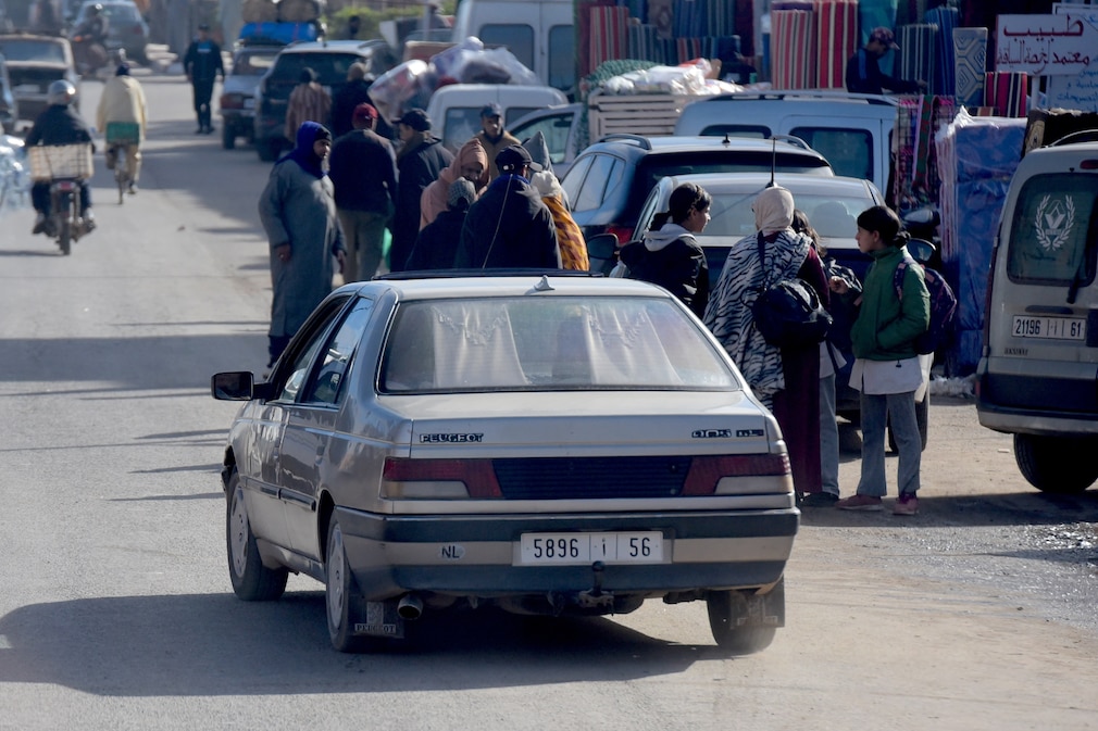 Peugeot 405 fahrend schräg von hinten in Marokko