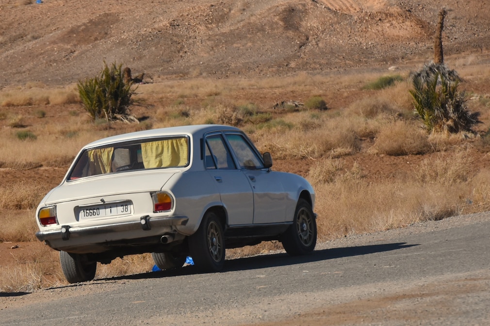 Peugeot 504 Berline Limousine stehend schräg von hinten in Marokko