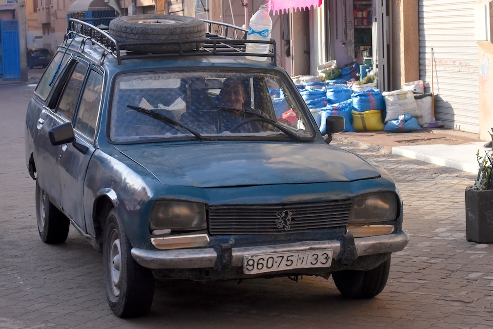 Peugeot 504 Break Kombi fahrend schräg von vorn in Marokko