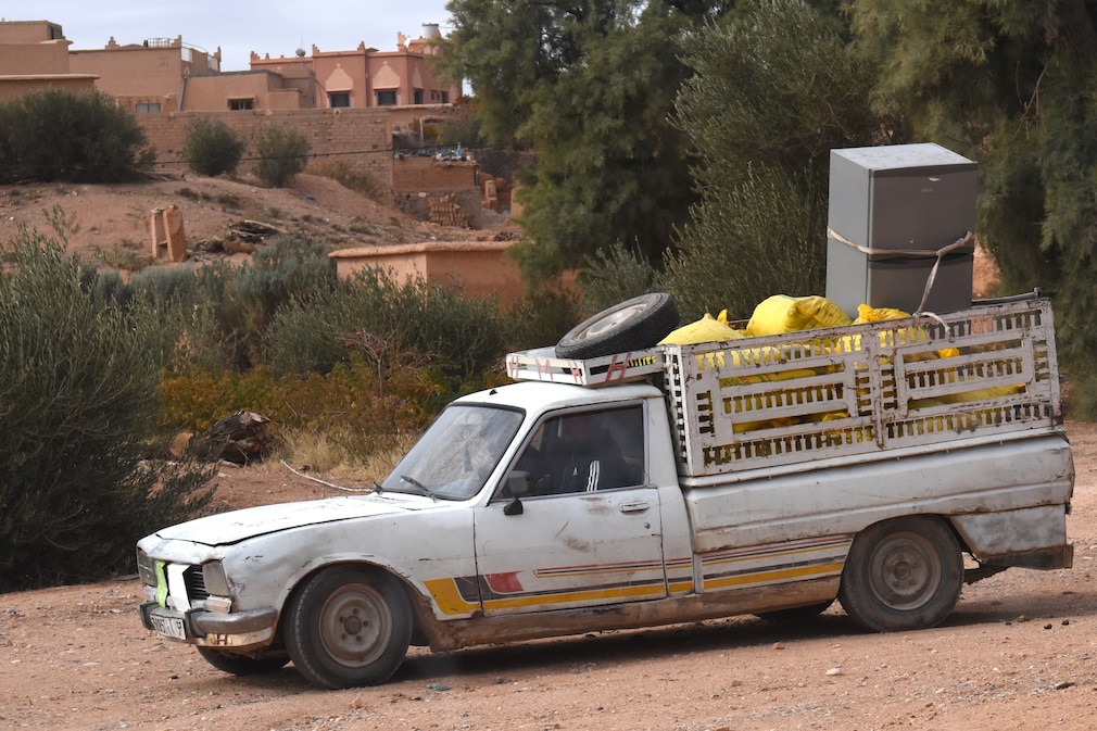 Peugeot 504 Pick-up von der Seite in Marokko