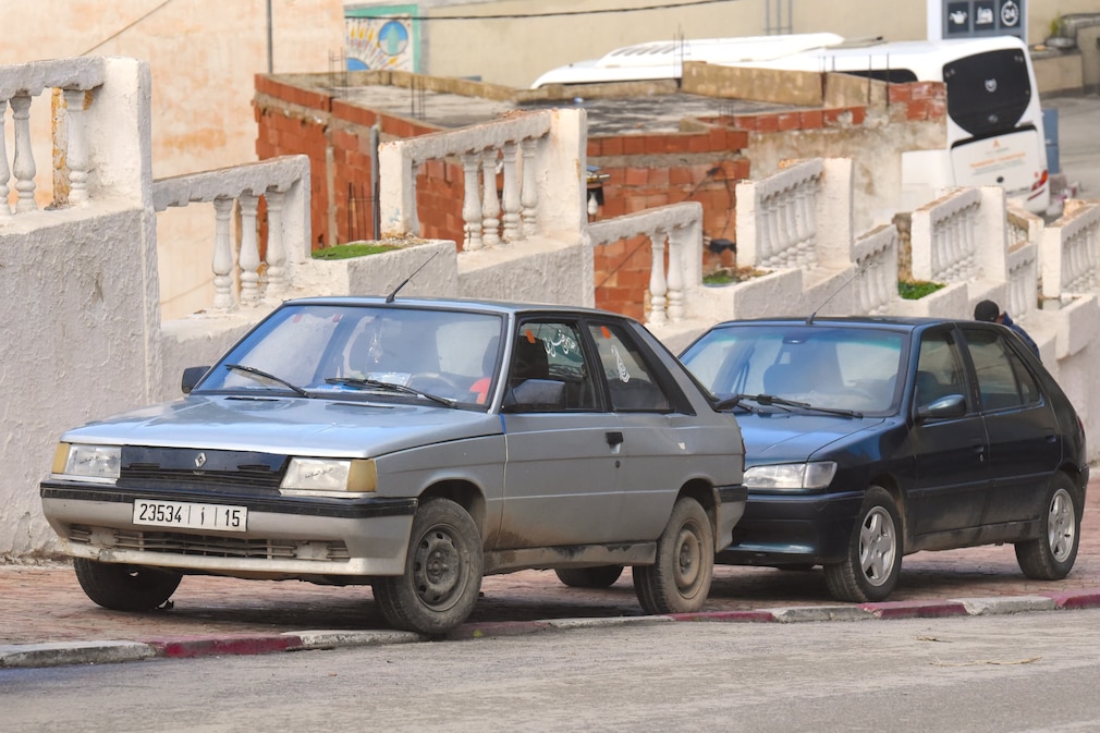 Renault 19 / R19 stehend schräg von vorn in Marokko