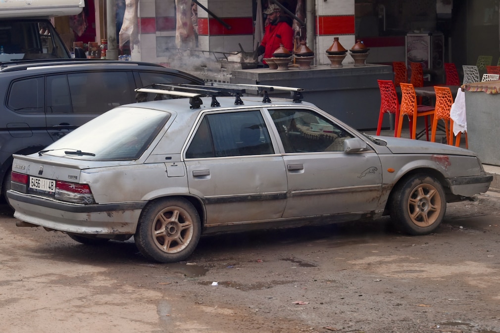 Renault 25 / R25 stehend schräg von hinten in Marokko