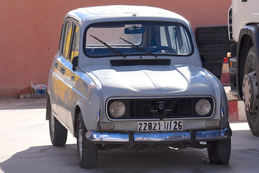 Renault 4 / R4 stehend schräg von vorn in Marokko