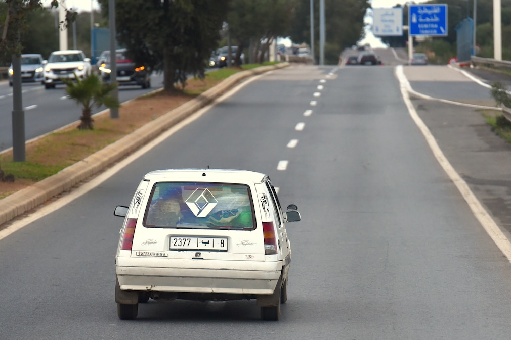 Renault 5 / R5 Supercinq fahrend von hinten auf einer Autobahn in Marokko