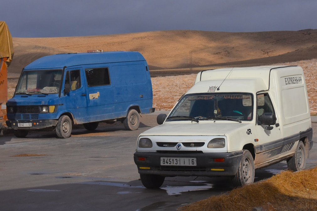 Renault Rapid und Mercedes 308 D (T 1) stehend schräg von vorn in Marokko