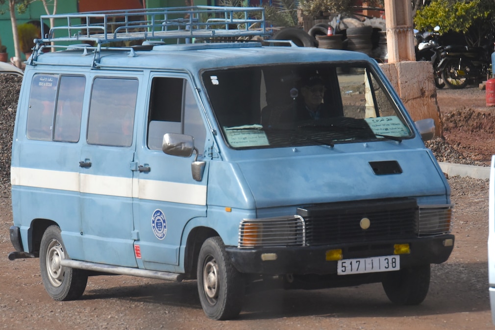 Renault Trafic stehend schräg von vorn in Marokko