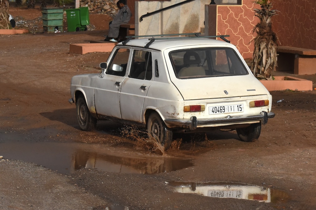 Simca 1100 Limousine fahrend schräg von hinten in Marokko