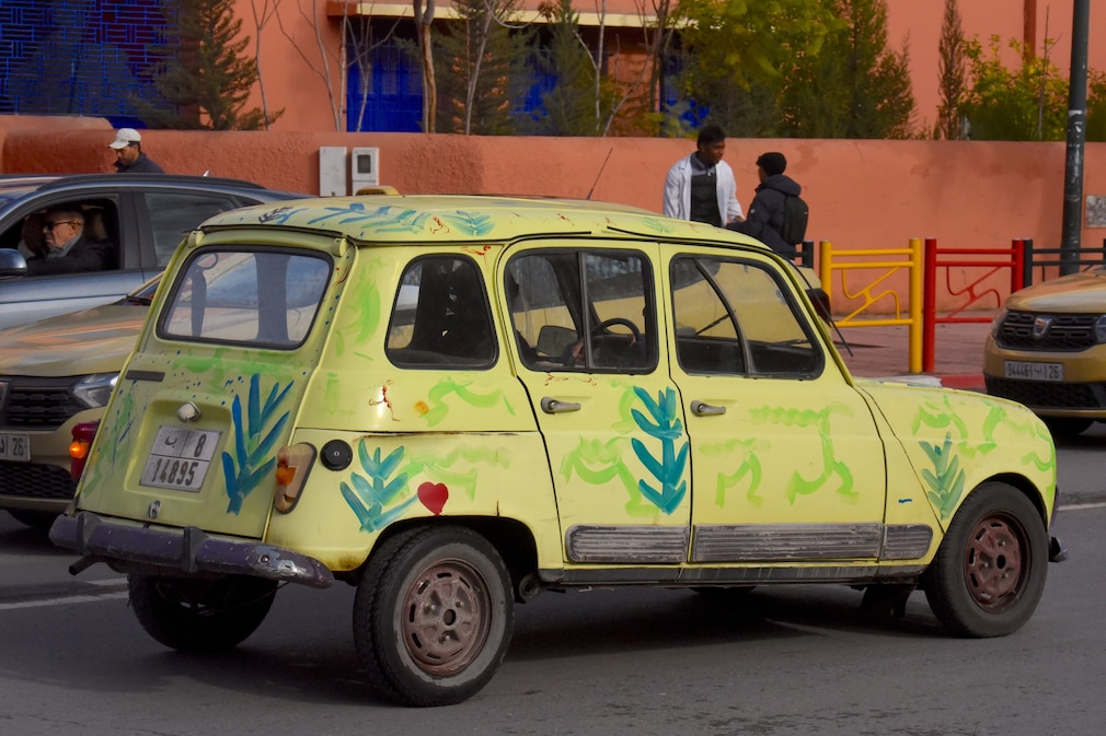 bunt bemalter Renault 4 / R4 fahrend schräg von hinten in Marokko