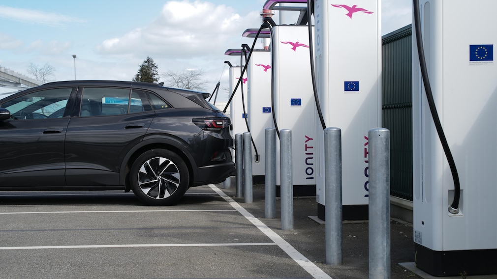 E-Auto-Ladestation, Laden, Aufladen Schnellladen bei Ionity