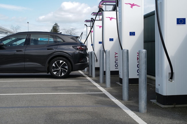 E-Auto-Ladestation, Laden, Aufladen Schnellladen bei Ionity