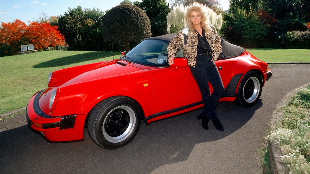 Bonnie Tyler an einem Porsche 911 Speedster (G-Modell)