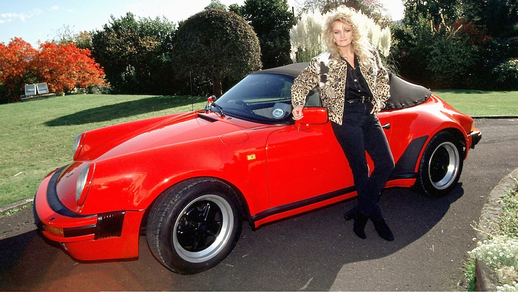 Bonnie Tyler an einem Porsche 911 Speedster (G-Modell)