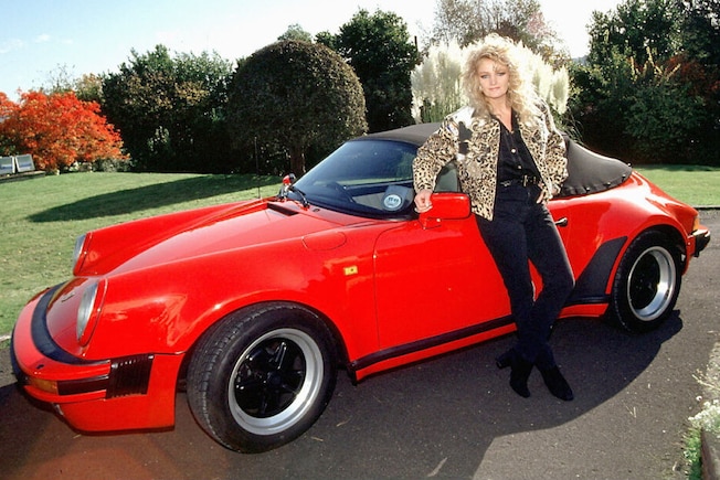 Bonnie Tyler an einem Porsche 911 Speedster (G-Modell)