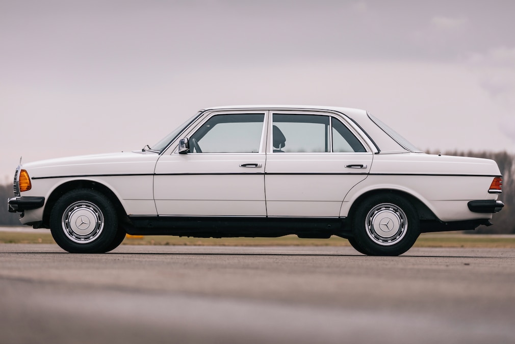 Mercedes W 123 stehend von der Seite