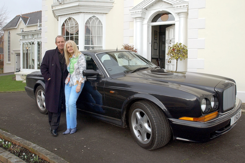 Robert Sullivan und Bonnie Tyler 2003 mit Bentley Continental T