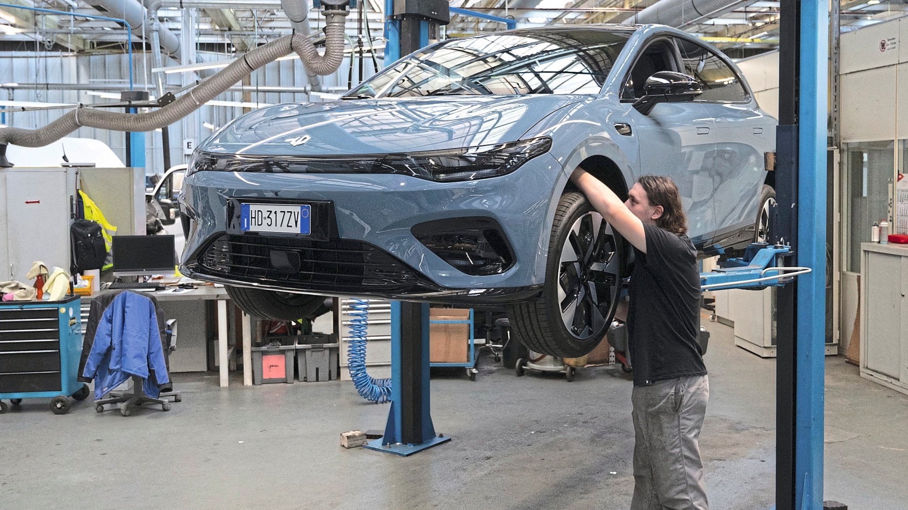 Chinas-Autos-im-Service-Check