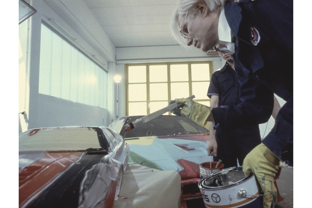 Andy Warhol mit Pinsel an Modellauto und echtem BMW M1
