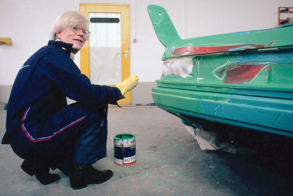 Andy Arhol am Heck des BMW M1 Art Car