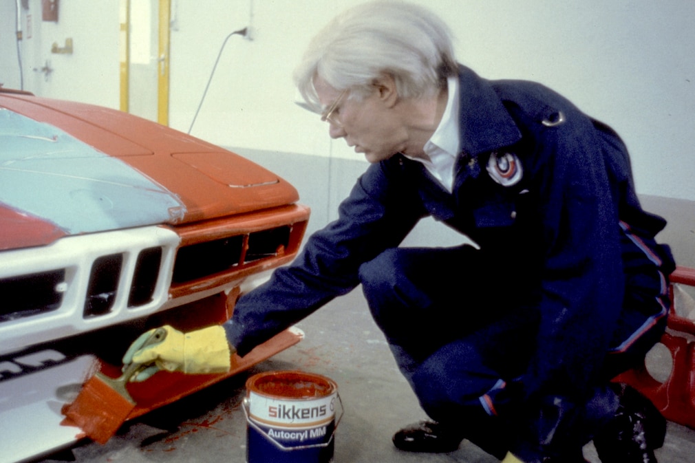 Andy Warhol bemalt den Frontspoiler des BMW M1