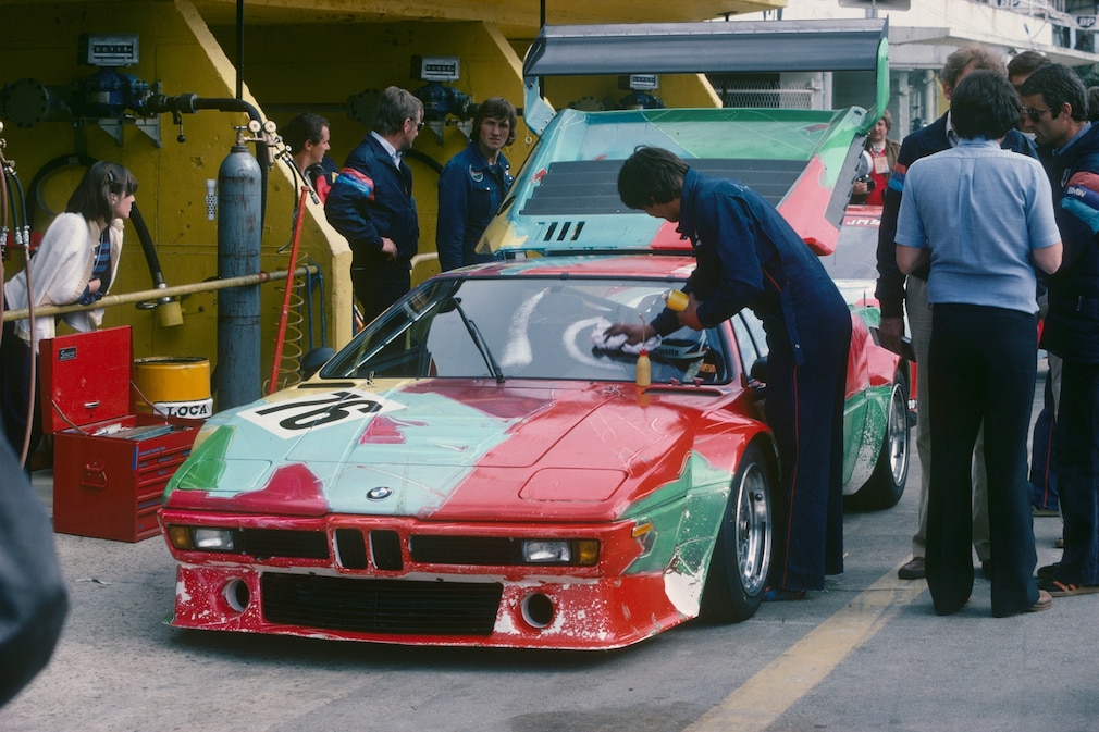 BMW M1 Art Car 2008 an der Box des Hockenheimrings