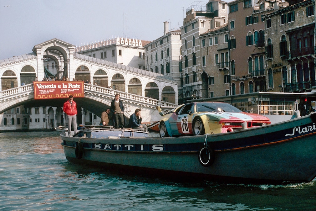 BMW M1 Art Car auf einem Vaporetto in Venedig