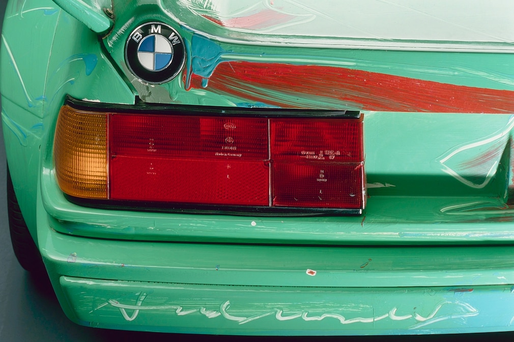 Detail des BMW M1 Art Car: Heck links mit Unterschrift am Stoßfänger