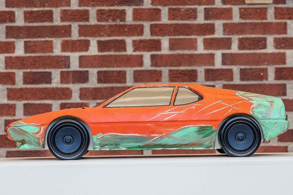 Modell des BMW M1 im Maßstab 1:5, bemalt von Andy Warhol
