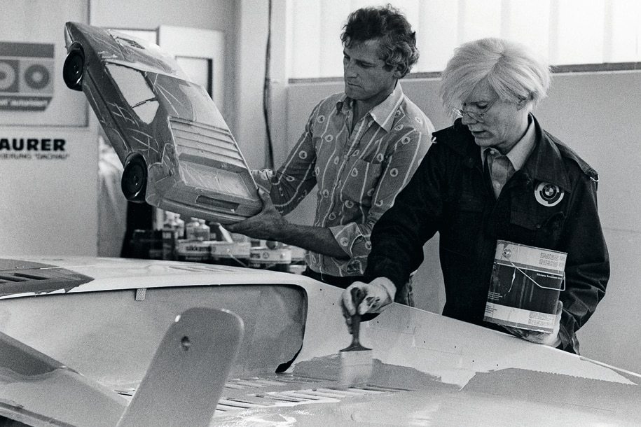 Schwarzweißfoto: Walter Maurer und Andy Warhol am BMW M1