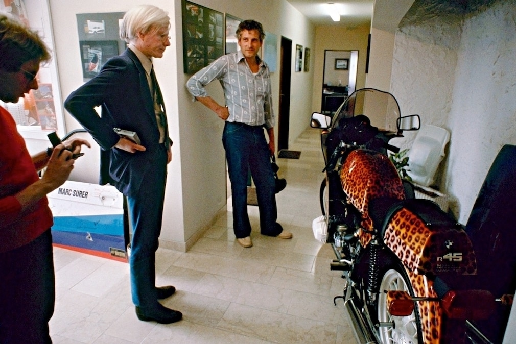Walter Maurer (Mitte) stellt Andy Warhol sein Art Bike vor: eine BMW mit Leopardenmuster.