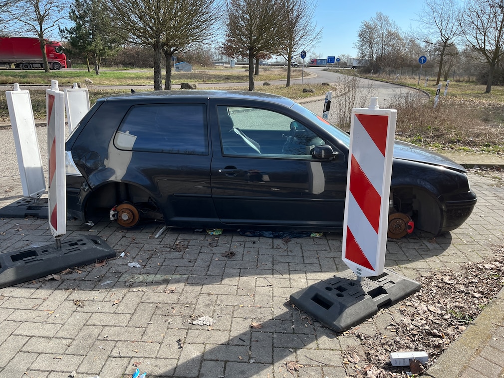 ADAC testet Rastplätze Schrottauto