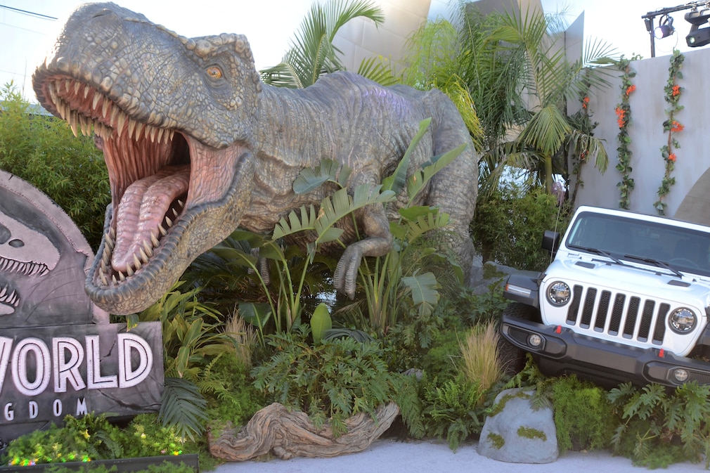Diorama mit Dinosaurier und Jeep vorm Kino bei der Premiere von "Jurassic World: Fallen Kingdom"