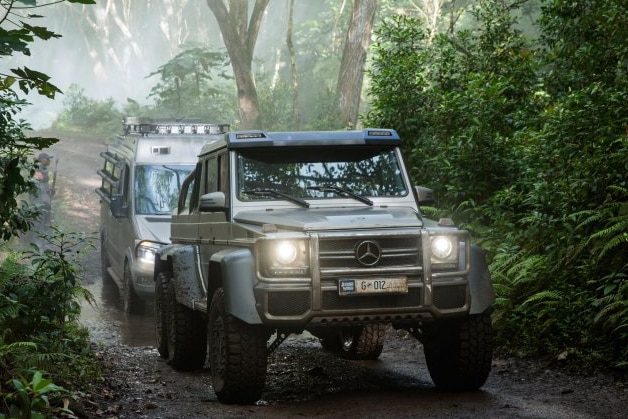 Filmszene: Mercedes G 63 AMG 6x6 und Mercedes Sprinter im Dschungel, fahrend von vorn