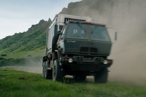 Filmszene aus "Jurassic World: Fallen Kingdom": BAE FMTV fahrend schräg von vorn