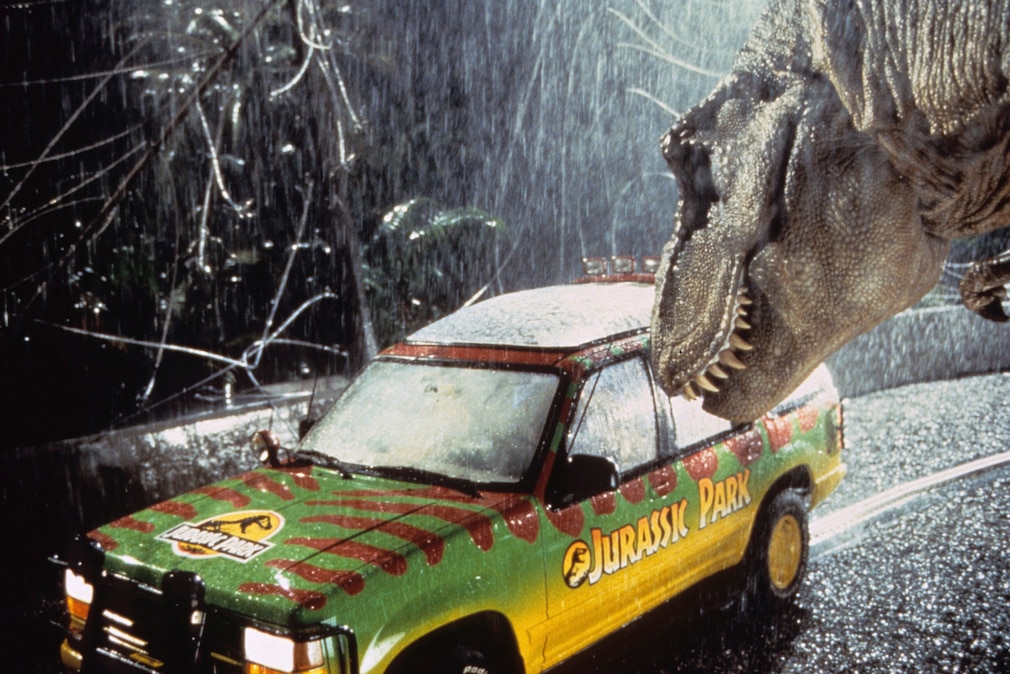 Filmszene auzs "Jurassic Park" 1993 mit Dinosaurier und Ford Explorer