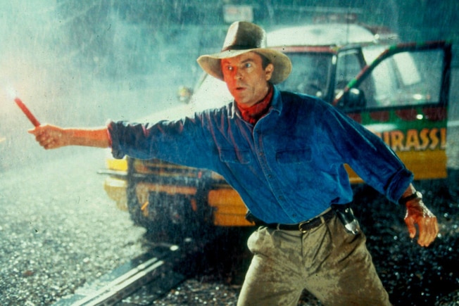 Schauspieler Sam Neill vorm Ford Explorer im Film "Jurassic Park" von 1993