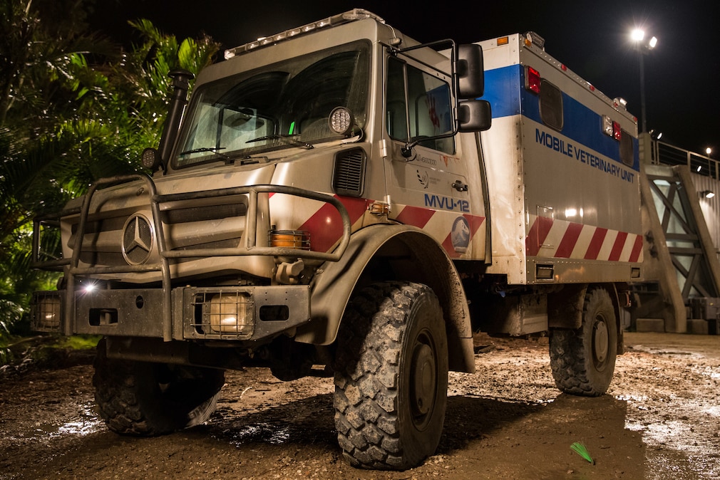 Unimog U 4000 in "Jurassic World", stehend schräg von vorn
