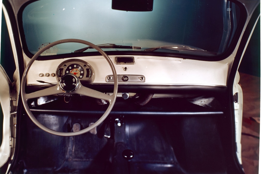 Historisches Farbfoto: Cockpit des Seat 600