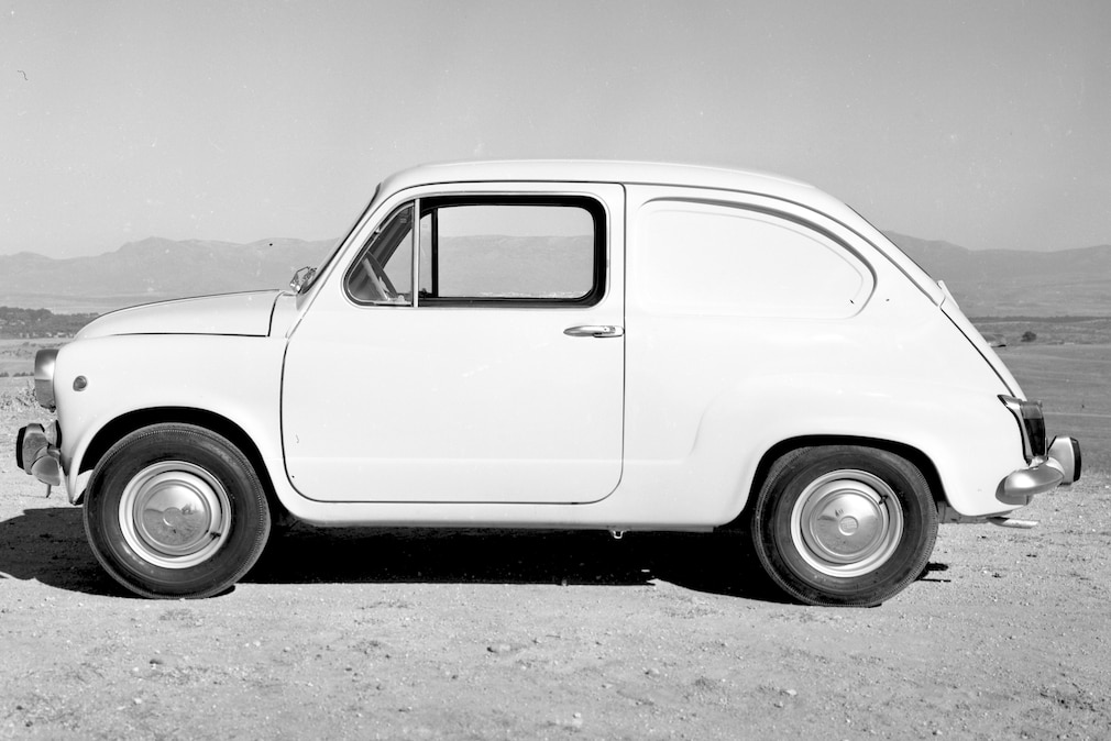 Historisches Schwarzweißfoto: Seat 600 Comercial von der Seite