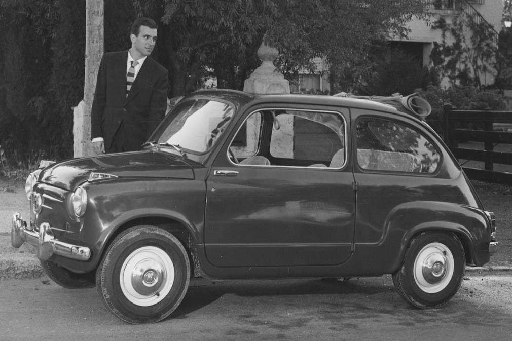 Historisches Schwarzweißfoto: Seat 600 Descapotable mit Rolldach