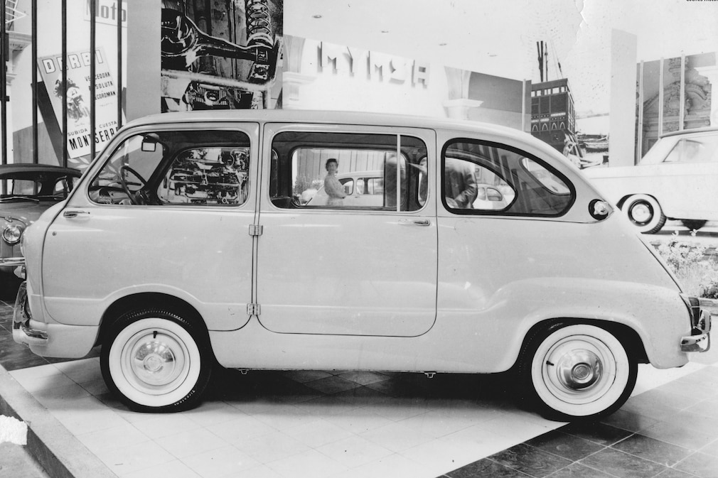 Historisches Schwarzweißfoto: Seat 600 Múltiple