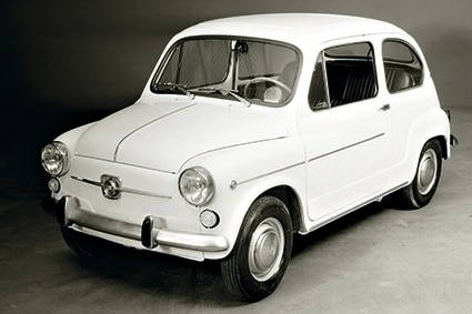 Historisches Schwarzweißfoto: Seat 600 stehend schräg von vorn