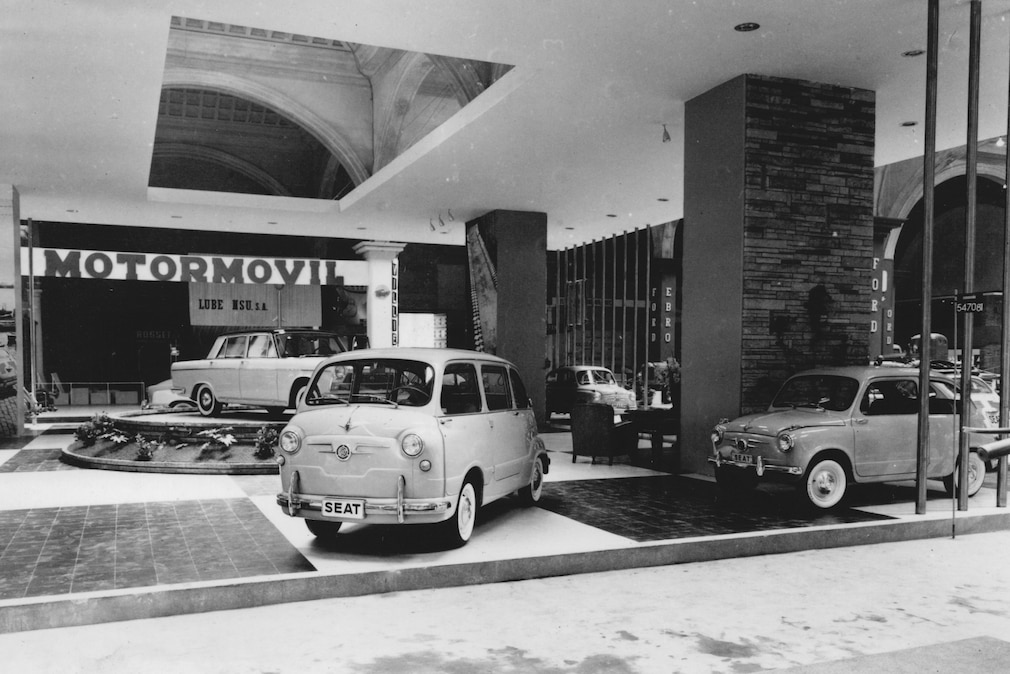 Historisches Schwarzweißfoto: spanische Automesse