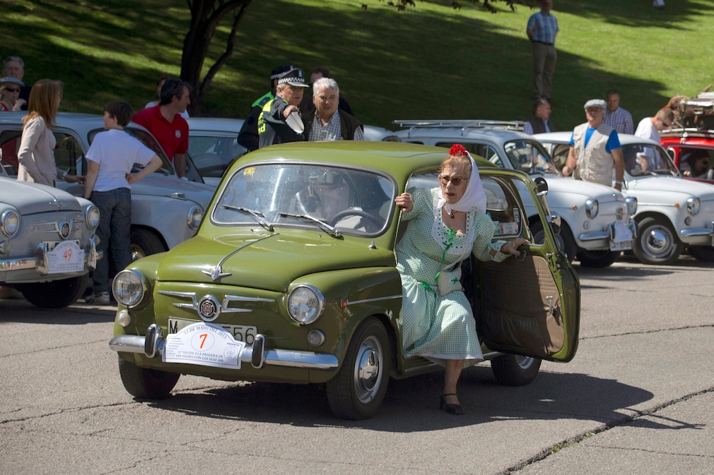 Seat-600-Treffen, ältere Dame steigt aus ihrem Seat 600 aus