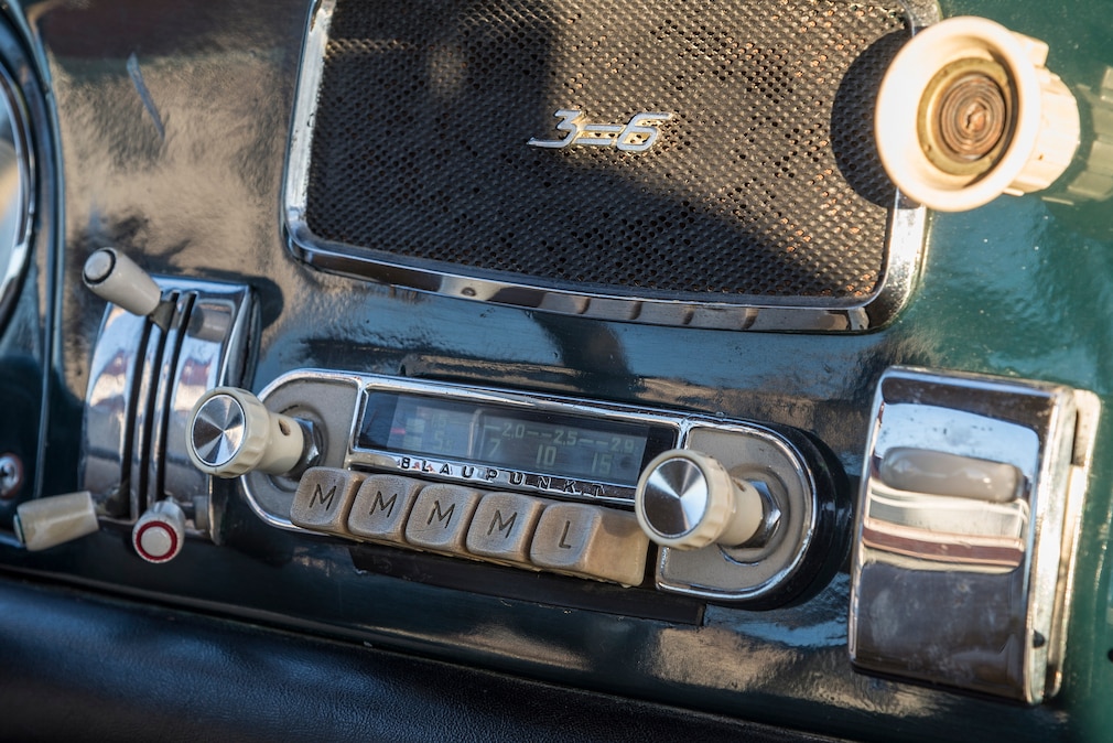 Autoradio und Lautsprecher im Auto Union 1000 SE Fissore