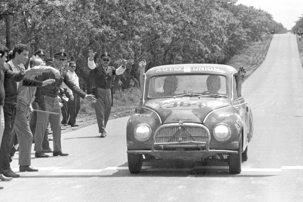 Historisches Schwarzweißbild: Auto Union 1000 bei einem Autorennen