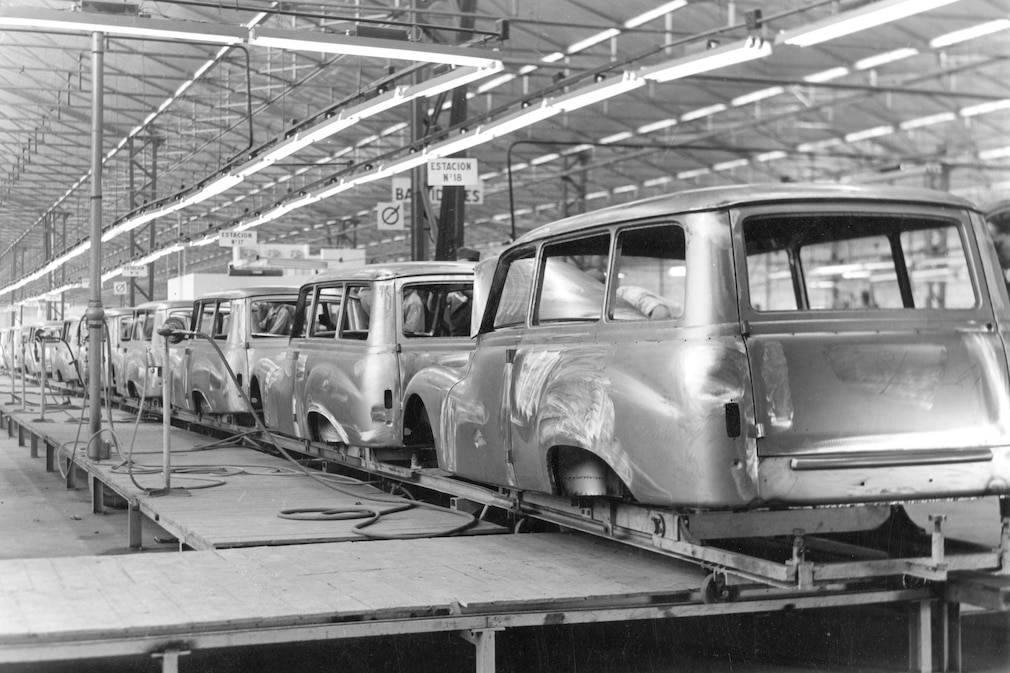 Historisches Schwarzweißbild: Fertigungslinie der IASFSA mit Auto Union-Kombis