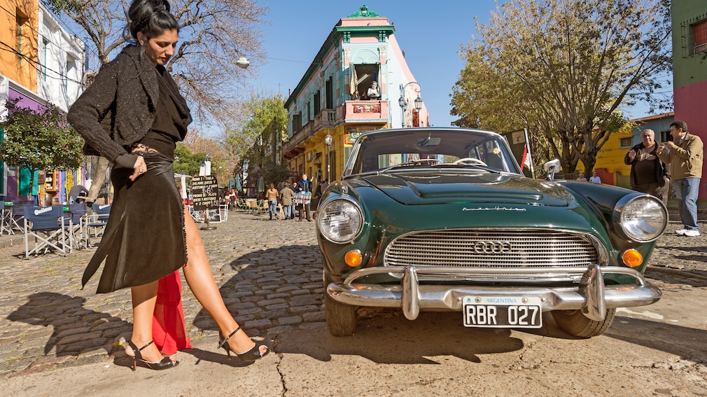 Tangotänzerin am Auto Union 1000 SE Fissore