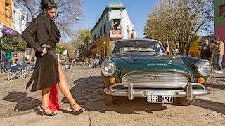 Tangotänzerin am Auto Union 1000 SE Fissore