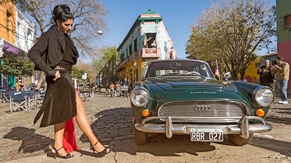 Tangotänzerin am Auto Union 1000 SE Fissore